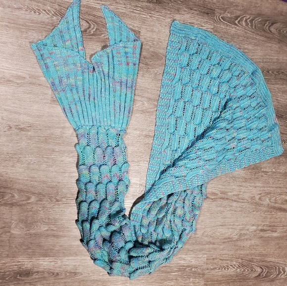 Mermaid Tail Throw - Picture 2 of 2